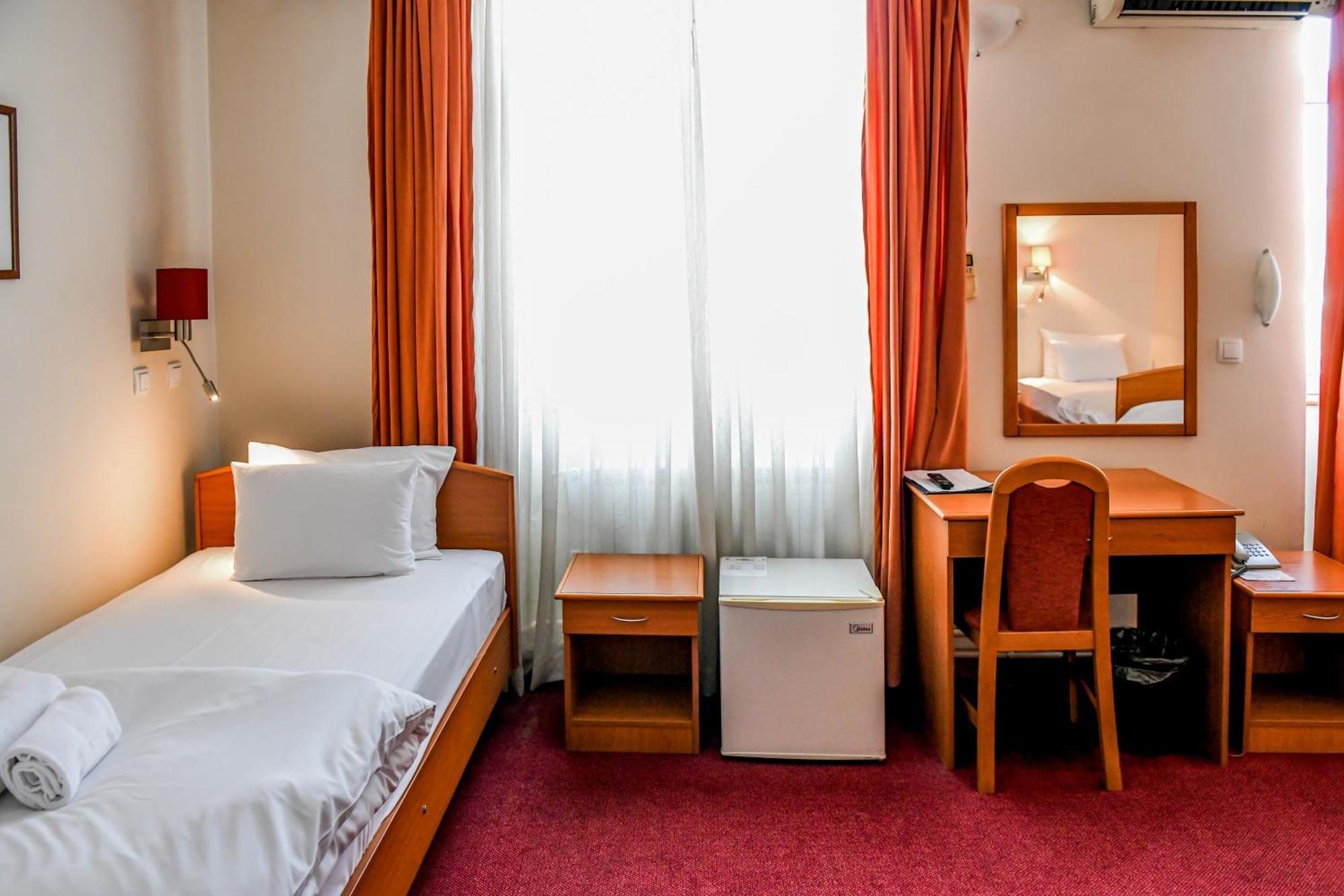 Hotel Fontana باتشكا بالانكا المظهر الخارجي الصورة