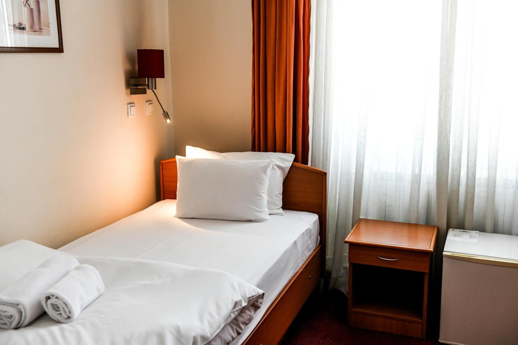 Hotel Fontana باتشكا بالانكا المظهر الخارجي الصورة