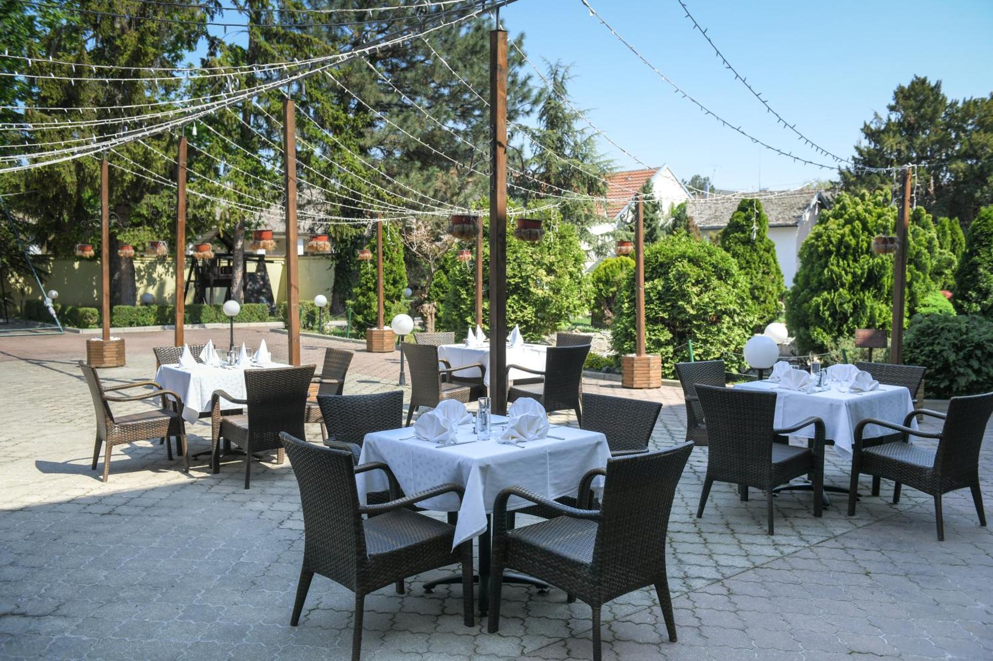 Hotel Fontana باتشكا بالانكا المظهر الخارجي الصورة