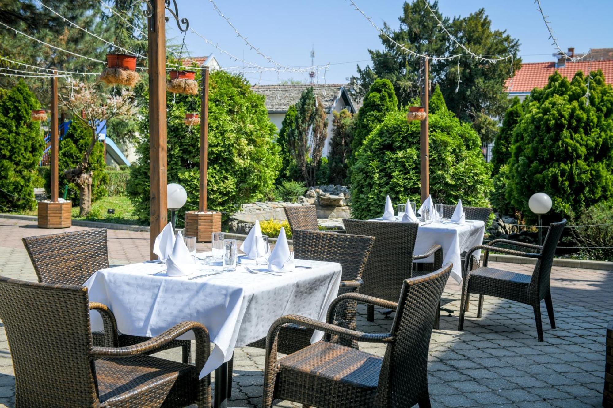 Hotel Fontana باتشكا بالانكا المظهر الخارجي الصورة